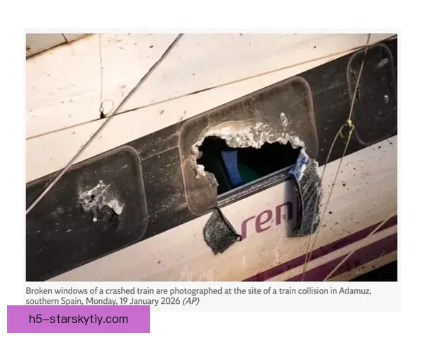 西甲西乙赛前默哀高铁事故遇难者